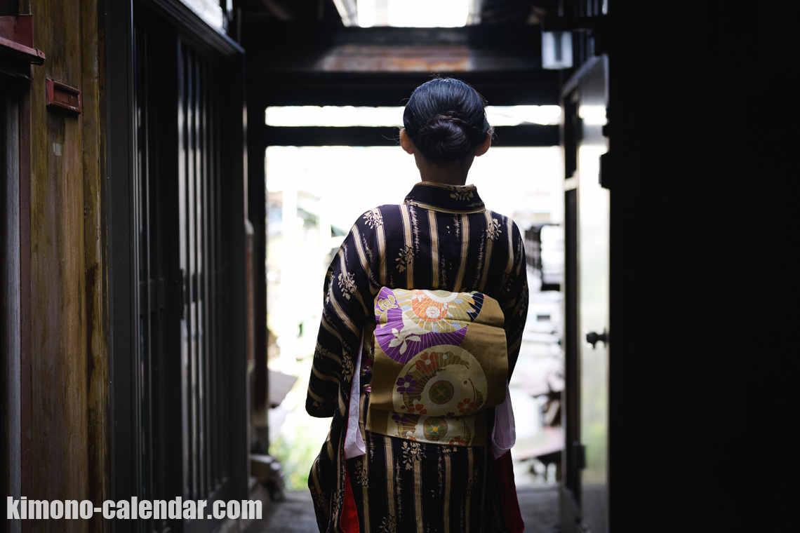 女性の上半身後姿写真