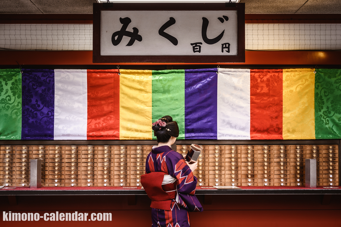 女性の上半身後姿写真