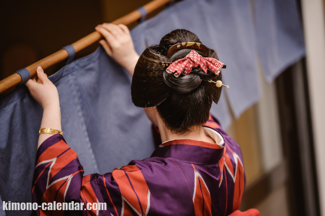 女性の上半身後姿写真 日本髪 おばこ