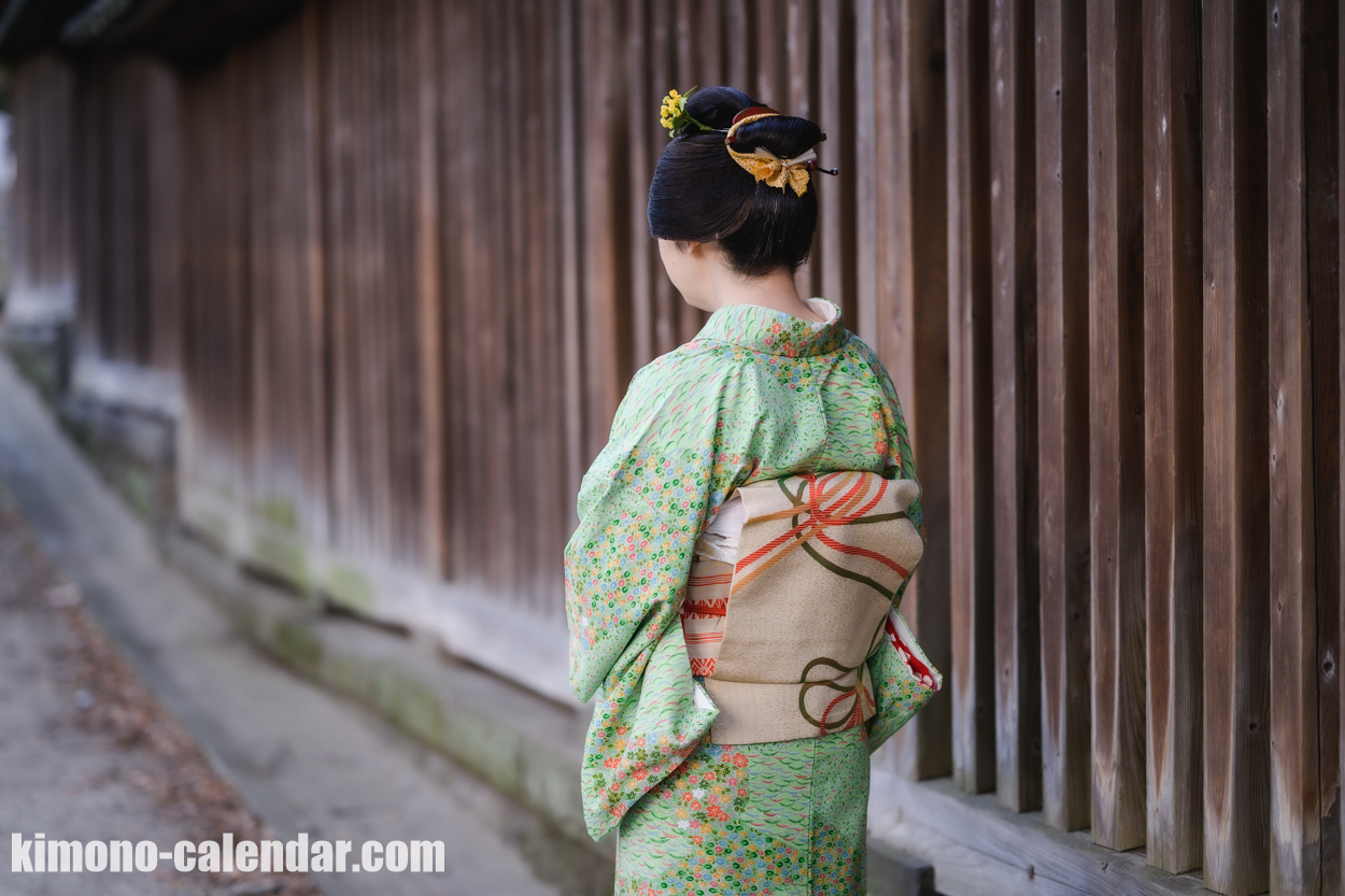 女性の上半身後姿写真