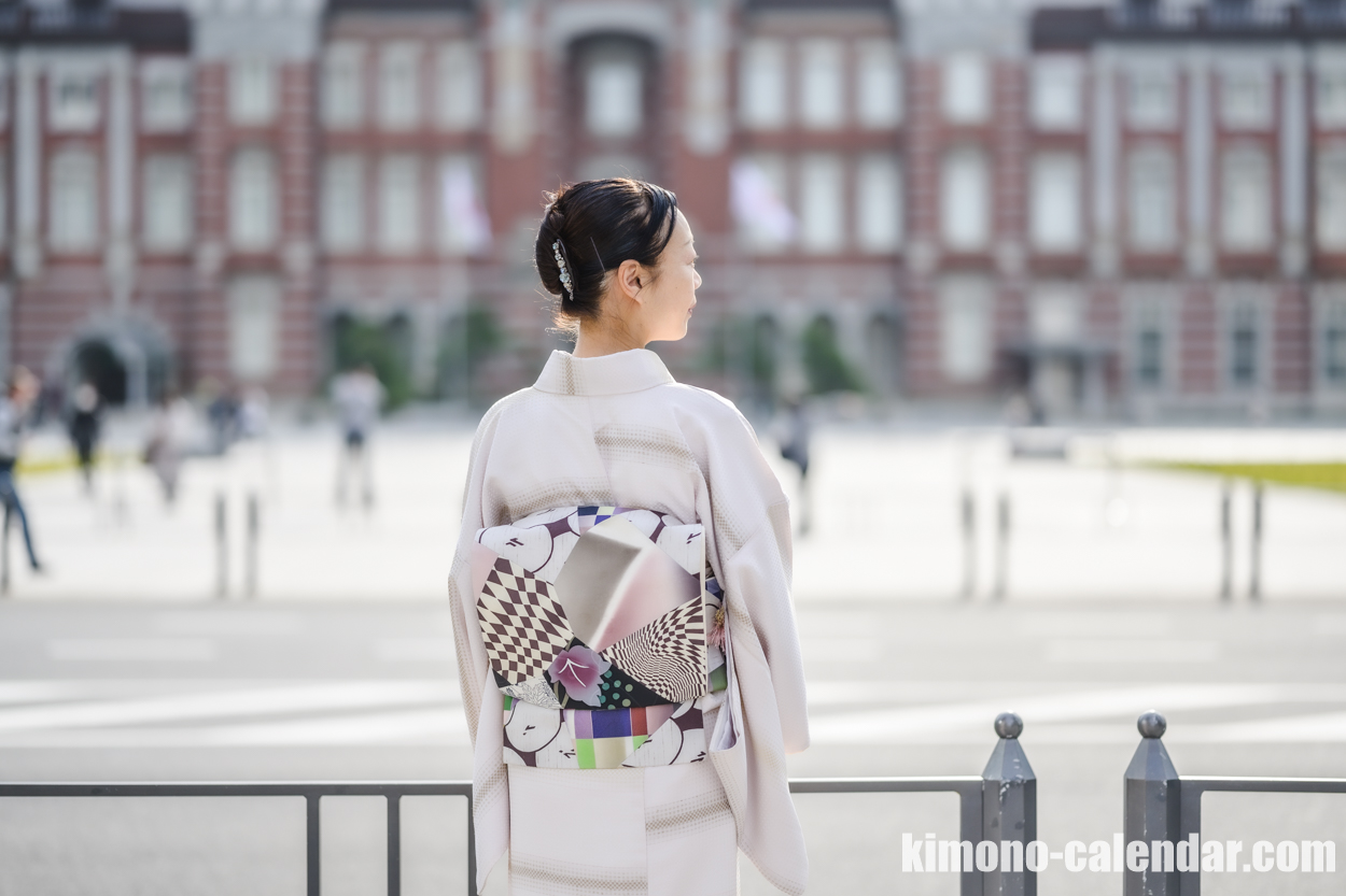 女性の上半身後姿写真