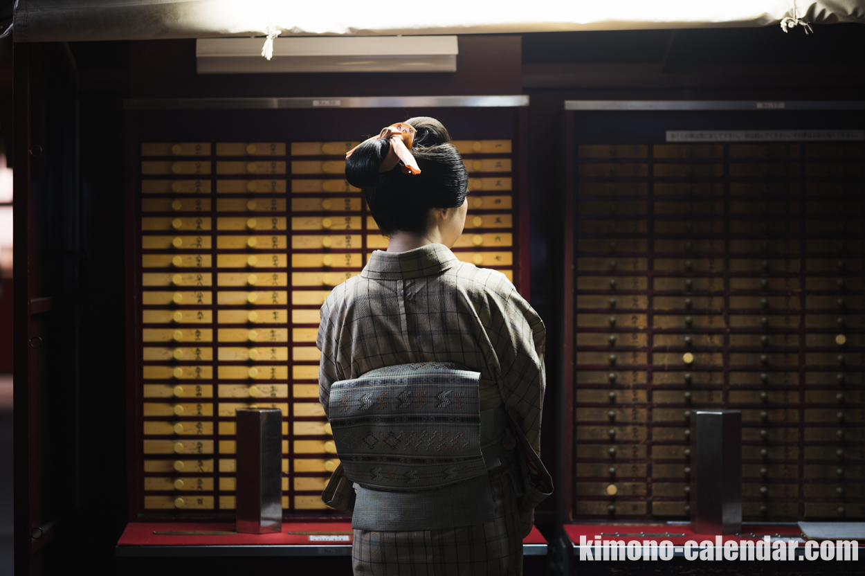 女性の上半身後姿写真