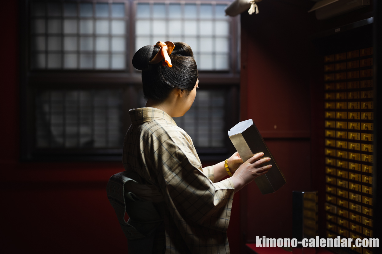 女性の上半身後姿写真