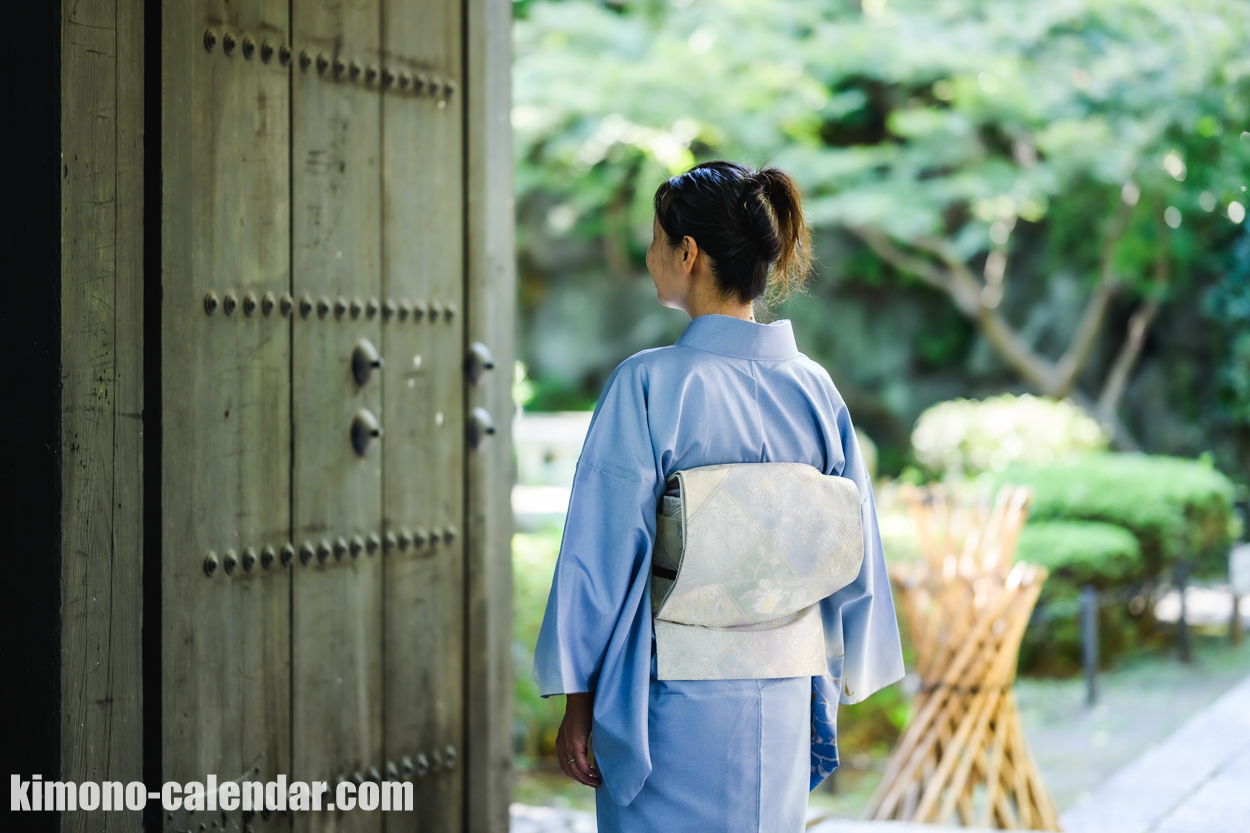 女性の上半身後姿写真