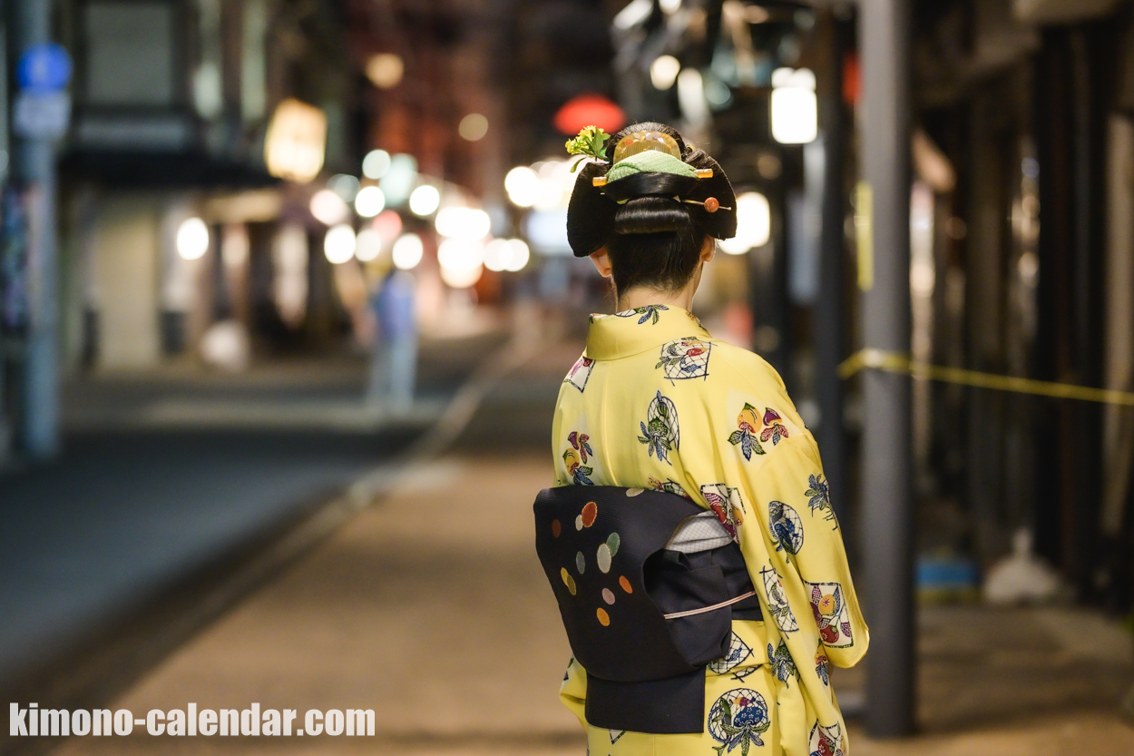 女性の上半身後姿写真