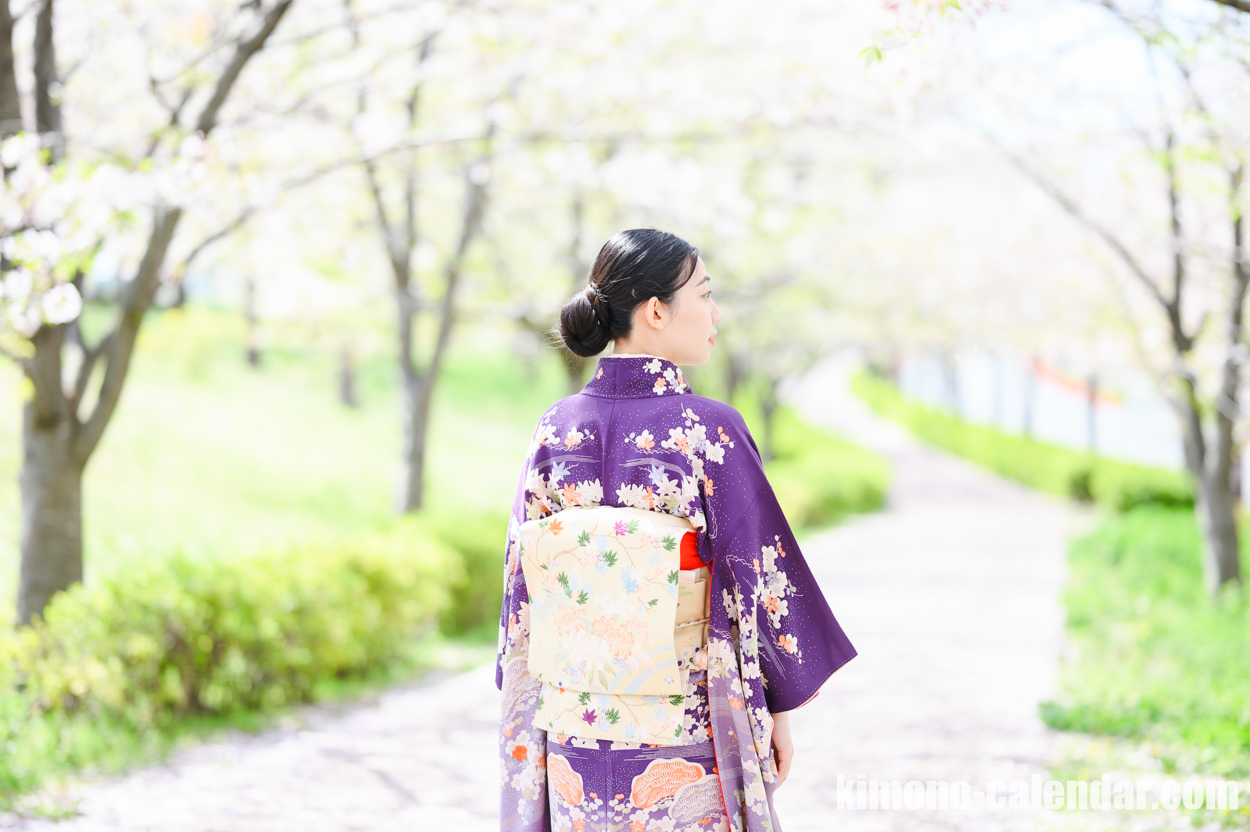 女性の上半身後姿写真