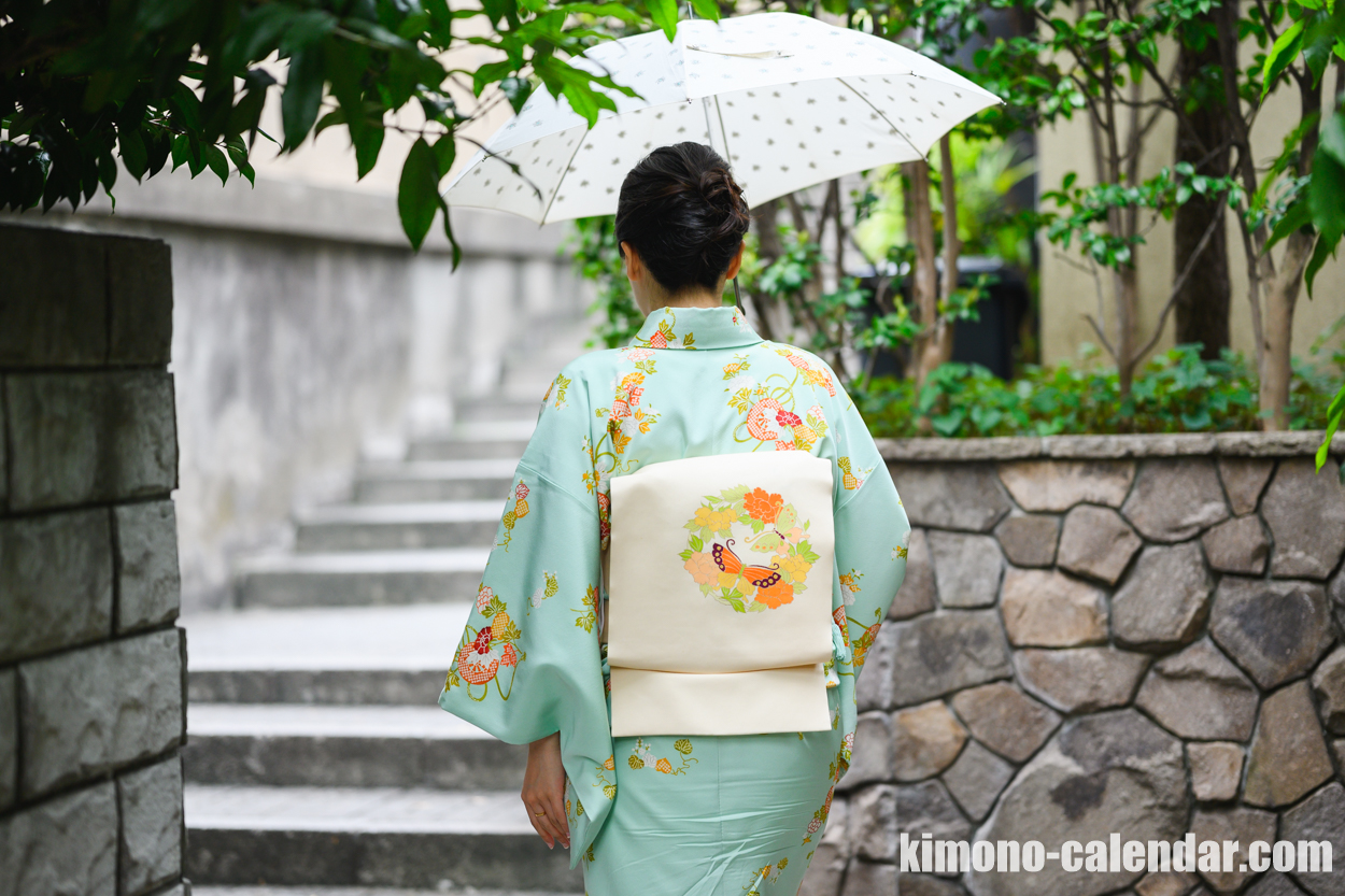 女性の上半身後姿写真