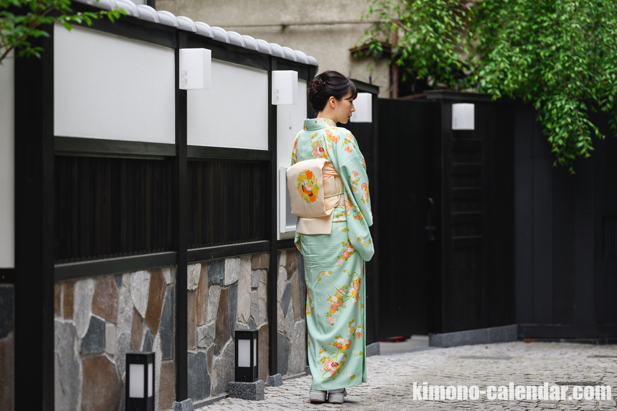 女性の後姿全身写真