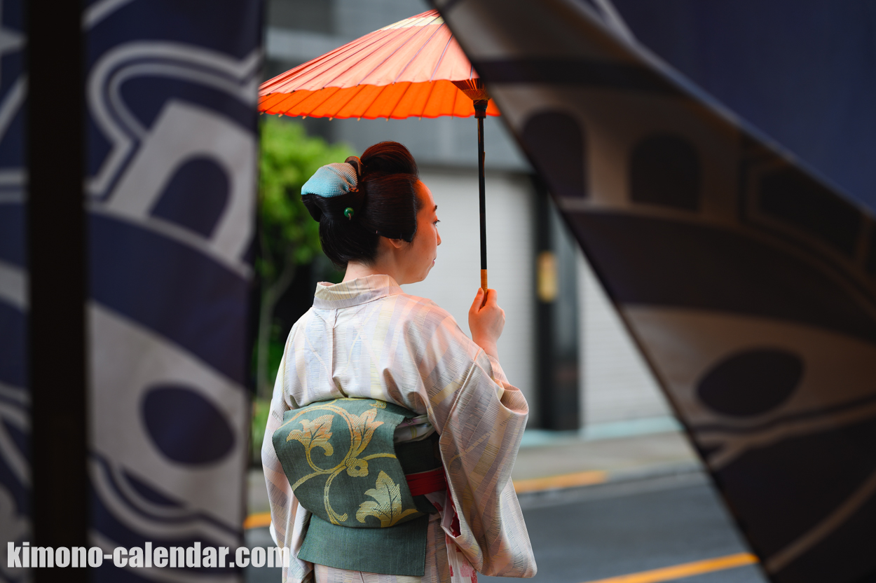 女性の上半身後姿写真