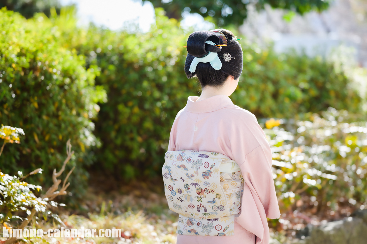 女性の上半身後姿写真