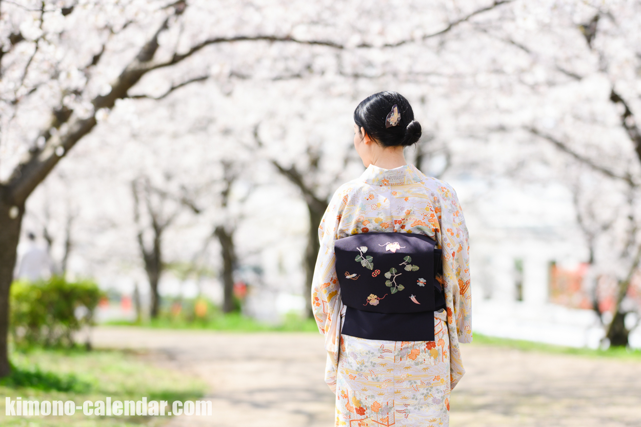 女性の上半身後姿写真