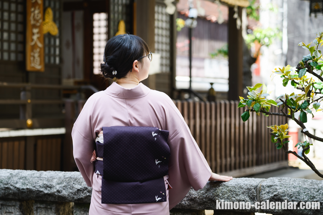 女性の上半身後姿写真