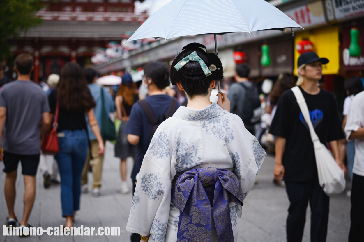 女性の上半身後姿写真