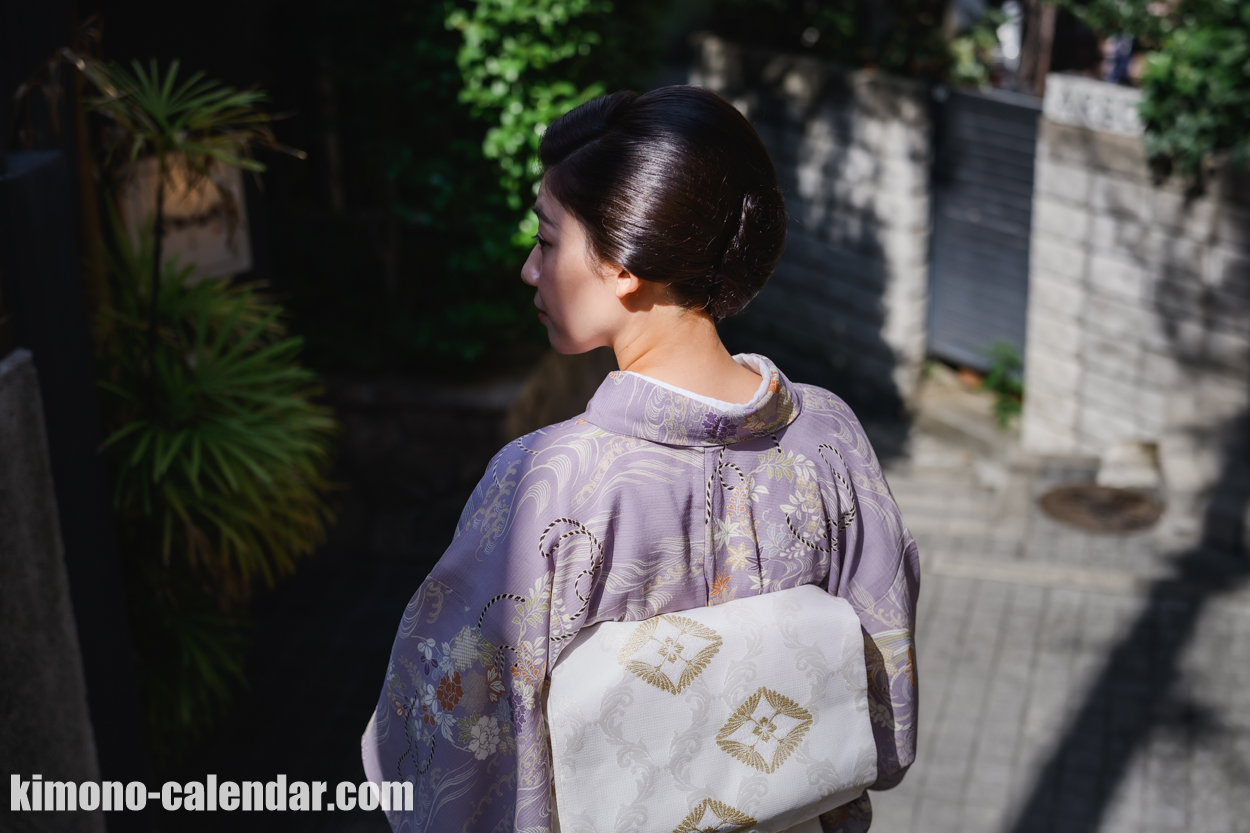 女性の上半身後姿写真