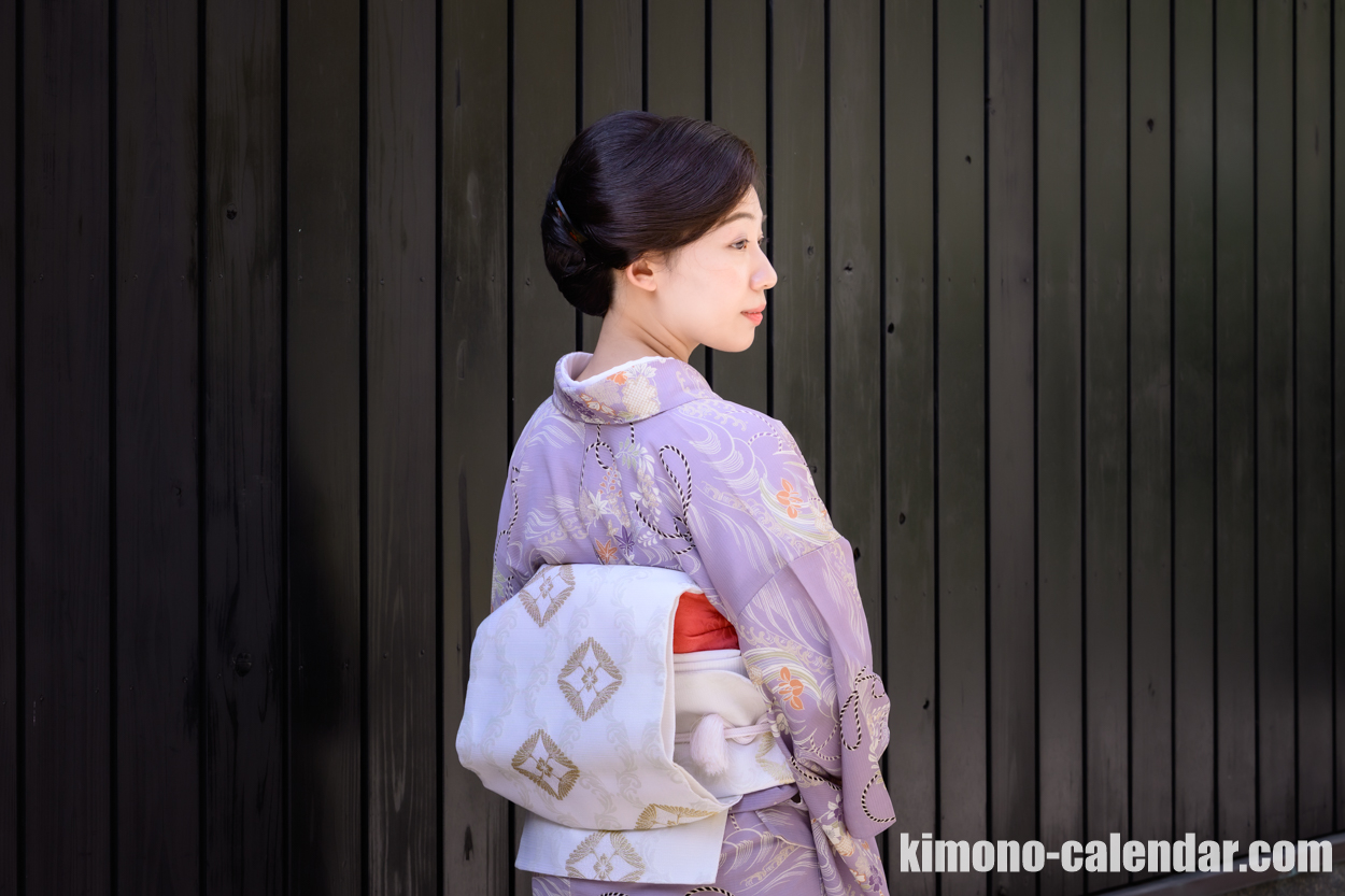 女性の上半身後姿写真