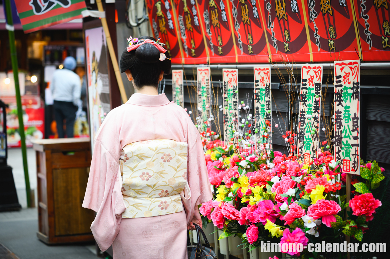 女性の上半身後姿写真